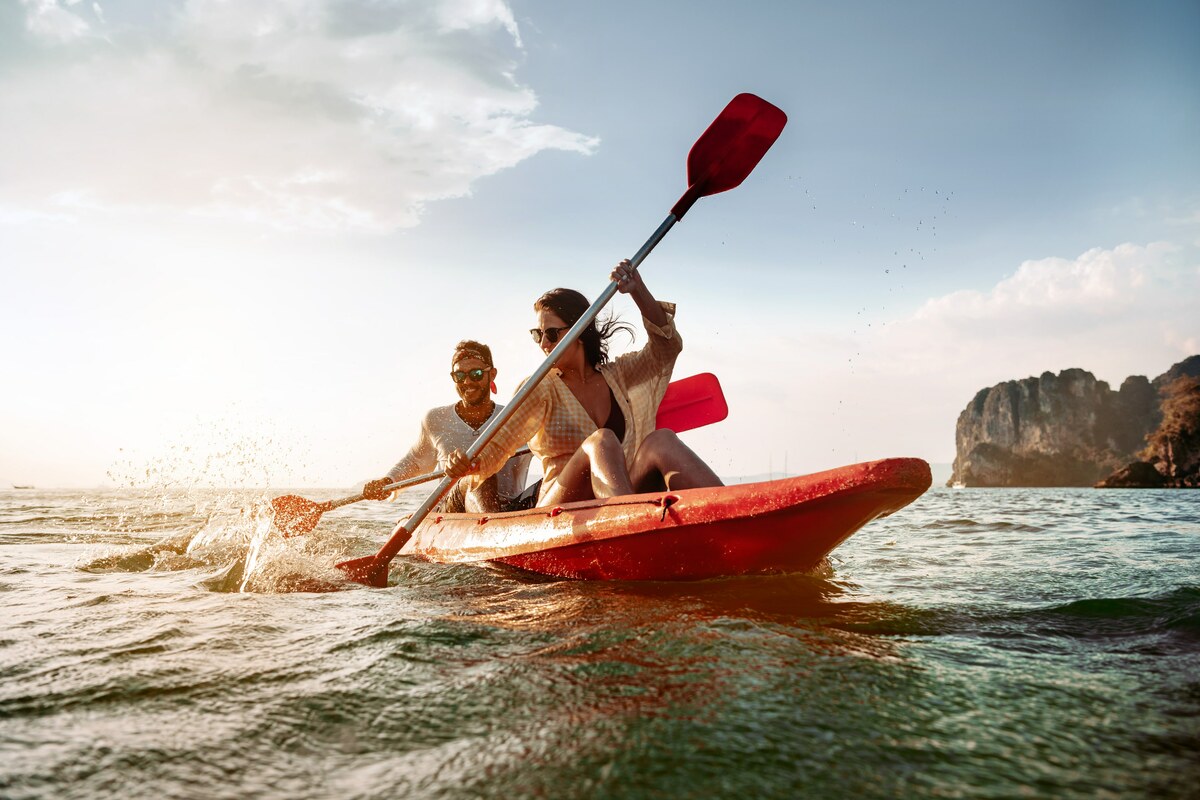 Activité kayak en mer, le tourisme basque.