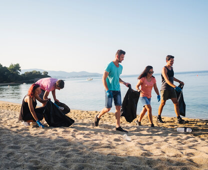 Activité chantier participatif, green activité, ramassage et nettoyage de déchets à la plage, pour votre séminaire, le tourisme basque.