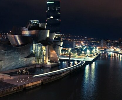 Ville et architecture Bilbao de nuit, le tourisme basque.